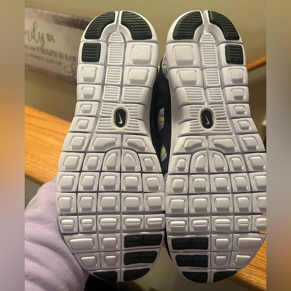 Nike sneakers, new without original box, never worn, youth size 6 - Picture 3 of 6